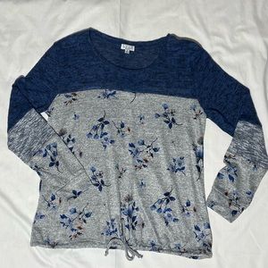 AVLN STUDIO Blue/Gray Floral light weight top. Med